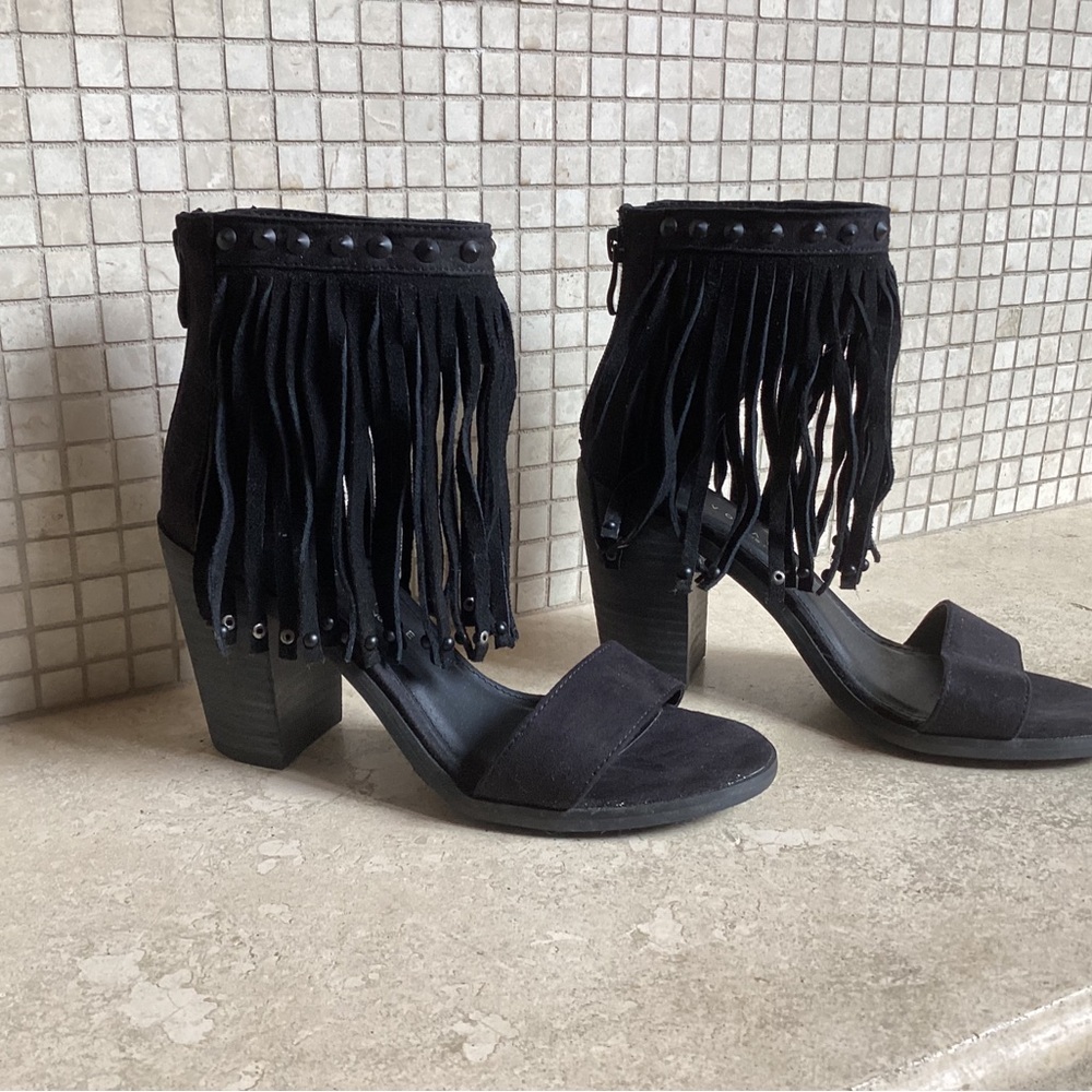 🩵NWB🩵 VERY VOLITILE SUEDE LADIES BLACK FRINGE SANDALS ZIPPER CLOSURE SZ. 6